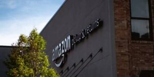 Partnership agreement signing with Amazon Logistics